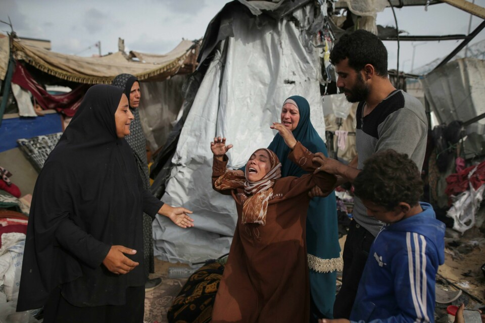 Sørgende palestinere etter søndagens angrep vest for Rafah by, der minst 45 mennesker skal ha blitt drept. Tirsdag ble det meldt om enda et angrep mot en teltleir i området. Over 20 palestinere skal være drept. Sørgende palestinere etter søndagens angrep vest for Rafah by, der minst 45 mennesker skal ha blitt drept. Tirsdag ble det meldt om enda et angrep mot en teltleir i området. Over 20 palestinere skal være drept. Foto: Jehad Alshrafi / AP / NTB