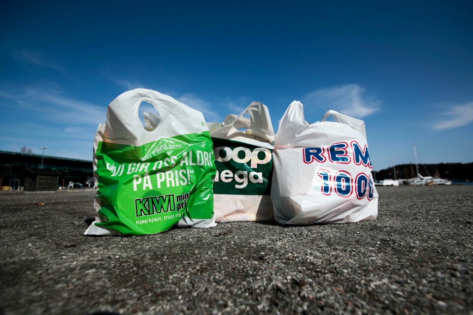 Både Norgesgruppen, som blant annet eier dagligvarekjedene Kiwi, og Coop merker en markant nedgang i salget av plastposer etter at plastposekontingenten ble innført. Forskjeller i dagligvarekjedenes innkjøpspriser har blitt redusert siden 2017, viser ny kartlegging fra Konkurransetilsynet. Foto: Lise Åserud / NTB