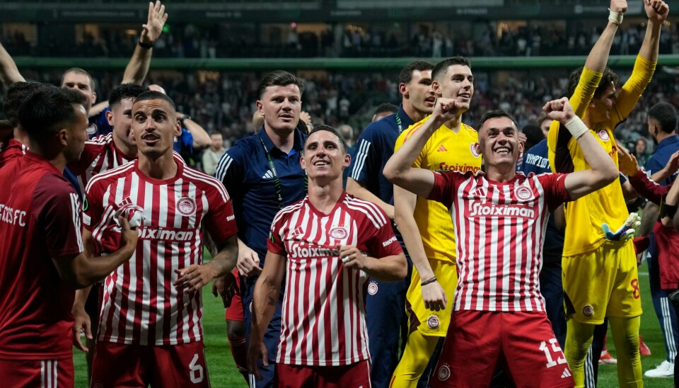 Olympiakos-spillerne jubler etter å ha vunnet onsdagens finale i conferenceligaen i fotball. Olympiakos-spillerne jubler etter å ha vunnet onsdagens finale i conferenceligaen i fotball. Foto: Thanassis Stavrakis / AP / NTB