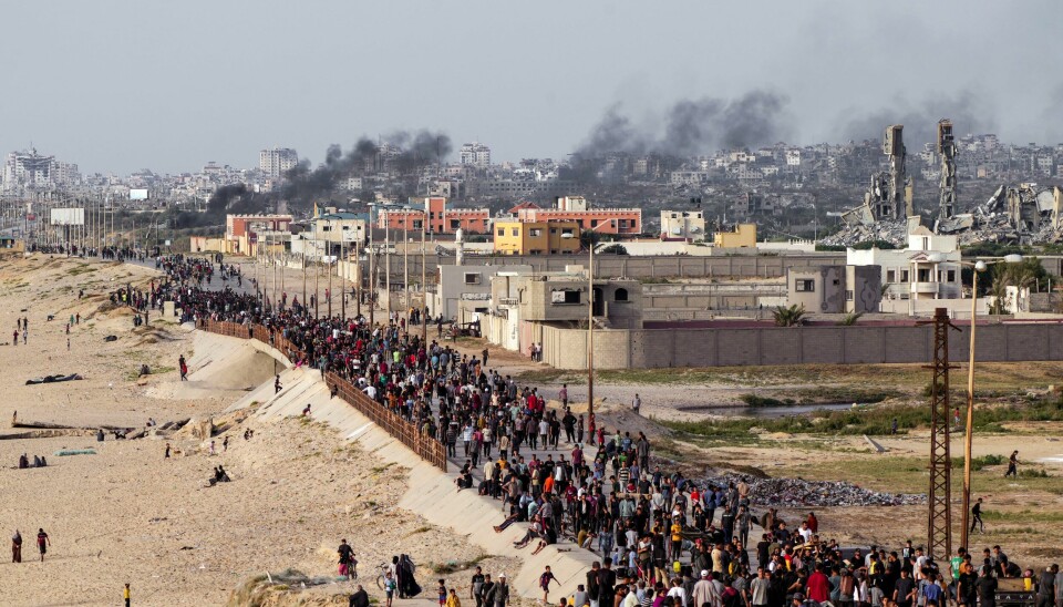 Tilførselen av nødhjelp til Gaza er redusert med 67 prosent siden 7. mai, ifølge FN-organet OCHA. Her venter innbyggerne i Gaza i kø for å få nødhjelp tidligere i mai. Palestinere venter på lastebiler som skal levere nødhjelp sentralt på Gazastripen. Bildet ble tatt 19. mai. Krigen mellom Hamas og Israel har pågått i over sju måneder og kostet mange titusen mennesker livet. Foto: Abdel Kareem Hana / AP / NTB