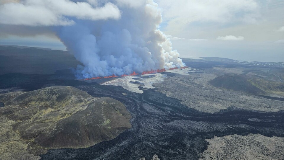 Flyfoto viser skyen av røyk som stiger opp over vulkanutbruddet på Reykjaneshalvøya på Island onsdag. Flyfoto viser skyen av røyk som stiger opp over vulkanutbruddet på Reykjaneshalvøya på Island onsdag.