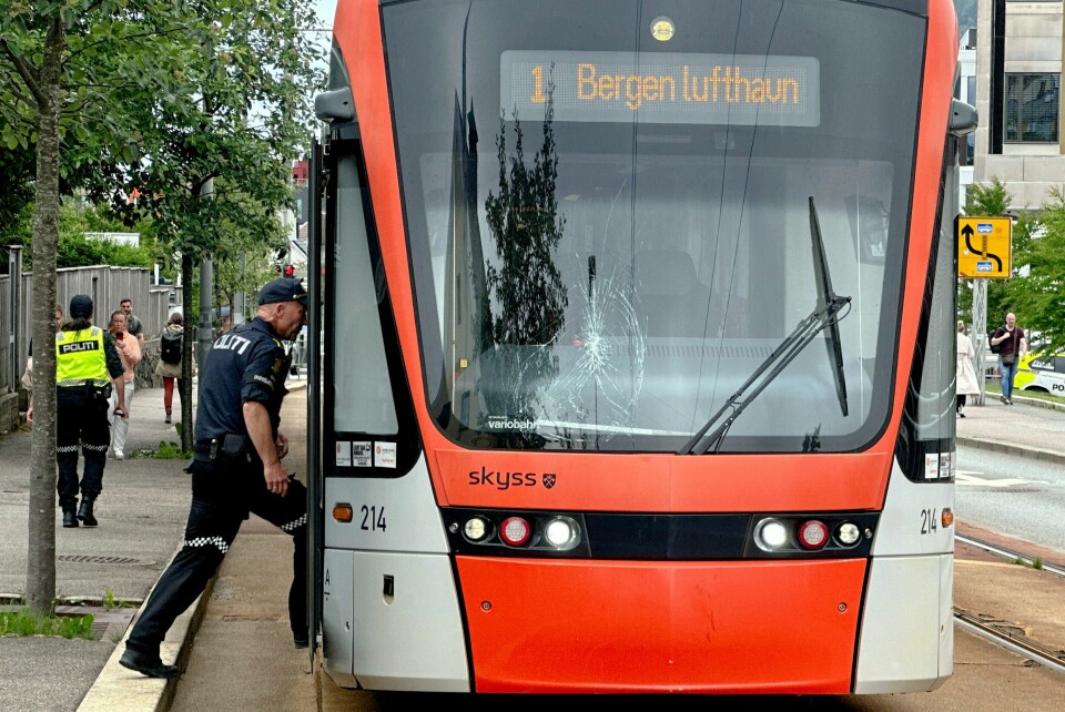 En kvinne ble påkjørt av bybanen i Bergen onsdag ettermiddag. Kvinnen er fraktet til akuttmottaket på Haukeland sykehus. En kvinne ble påkjørt av bybanen i Bergen onsdag ettermiddag. Kvinnen er fraktet til akuttmottaket på Haukeland sykehus. Foto: Paul Sigve Amundsen / NTB