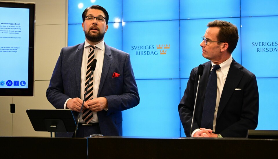 Sverigedemokraternas Jimmie Åkesson og Moderaternas Ulf Kristersson på en pressekonferanse i forbindelse med regjeringsdannelsen. Moderaternas partileder Ulf Kristersson og Sverigedemokraternas partileder Jimmie Åkesson. Foto: Jonas Ekströmer/TT / NTB