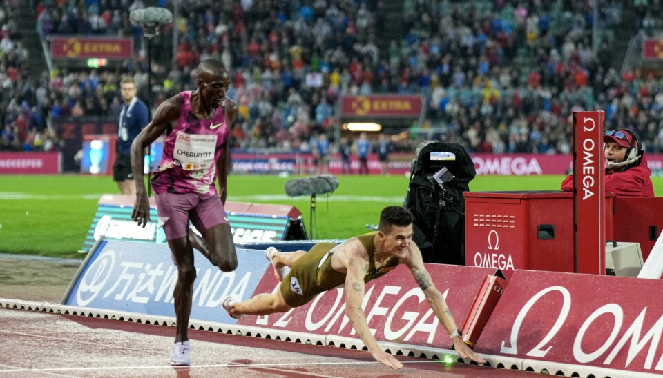 Jakob Ingebrigtsen sikrer seieren ved å ta dette svalestupet over målstreken på Bislett. Foto: Heiko Junge / NTB
