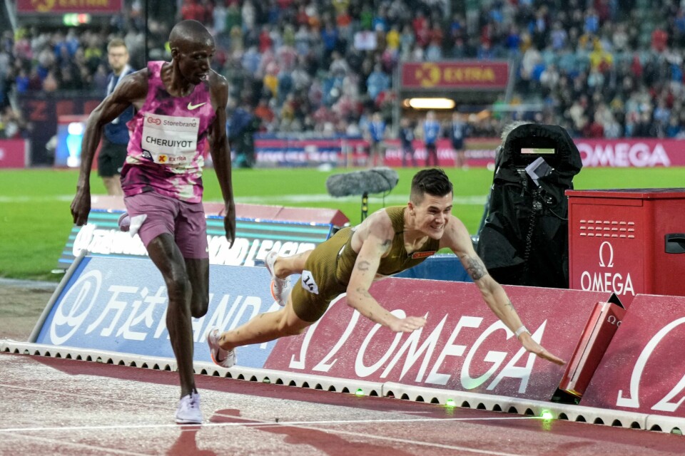 Jakob Ingebrigtsen svever inn til mål på den avsluttende 1500-meteren på Bislett. Jakob Ingebrigtsen svever inn til mål på den avsluttende 1500-meteren på Bislett.