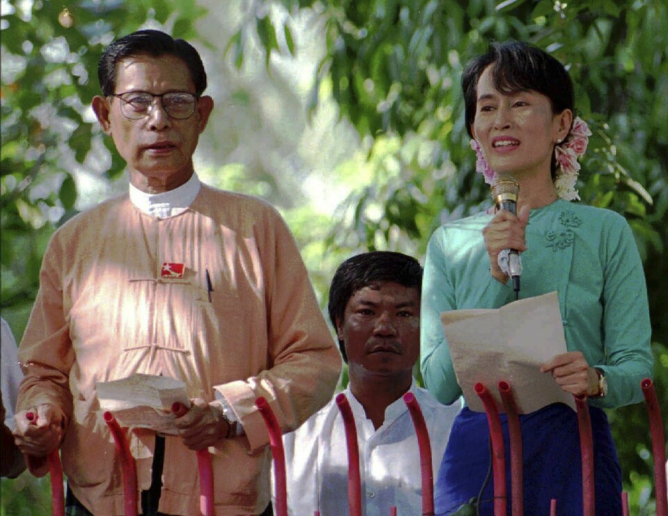 Tin Oo (t.v.) var nestleder i Nasjonalligaen for demokrati, som han var med på å stifte i 1988, men som ble oppløst av Myanmars militærjunta i 2023. Her er han fotografert sammen med partileder Aung San Suu Kyi i Yangon 9, juni 1996. Arkivfoto. Tin Oo (t.v.) var nestleder i Nasjonalligaen for demokrati, som han var med på å stifte i 1988, men som ble oppløst av Myanmars militærjunta i 2023. Her er han fotografert sammen med partileder Aung San Suu Kyi i Yangon 9, juni 1996. Arkivfoto: Stuart Isett / AP / NTB