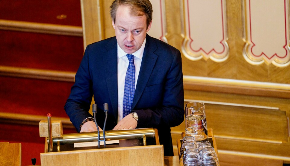 – Jeg er veldig stolt og glad for enstemmig å få tillit til å igjen være listetopp før neste års stortingsvalg, sier Frps Erlend Wiborg. Her fra den muntlige spørretimen på Stortinget i 2022. – I dagens situasjon er det uansvarlig å ta imot et høyt antall kvoteflyktninger mener Erlend Wiborg (Frp). Foto: Stian Lysberg Solum / NTB