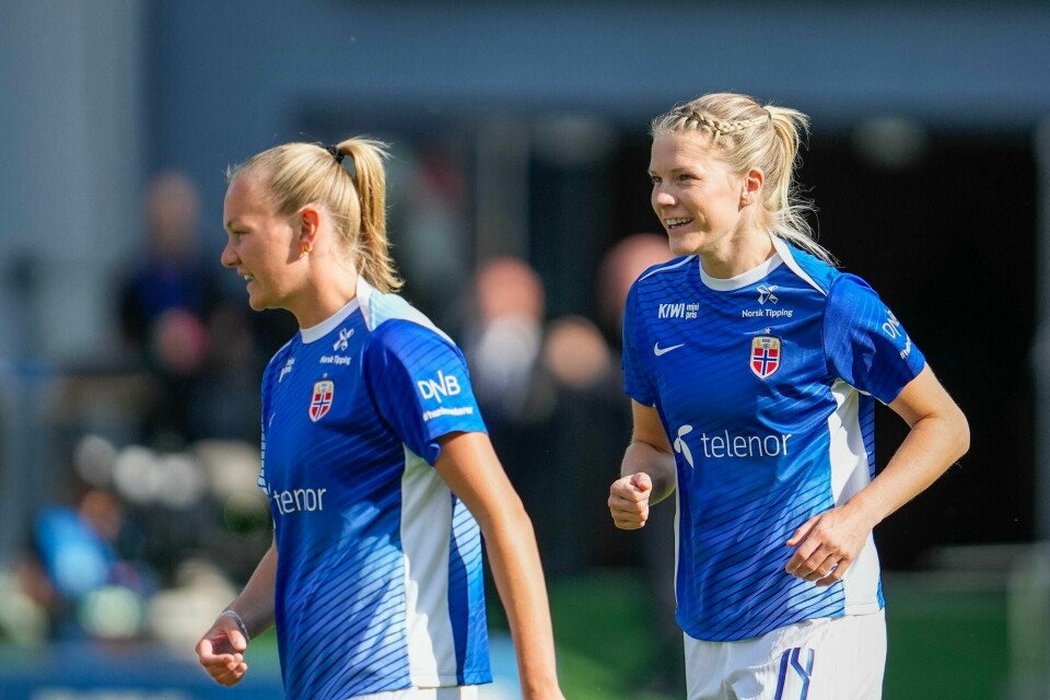 Frida Maanum (t.v. og Ada Hegerberg varmer opp før EM-kvalifiseringskampen imellom Norge og Italia på Ullevaal Stadion. Begge starter på benken. Avspark klokka 18.00. Frida Maanum (t.v. og Ada Hegerberg varmer opp før EM-kvalifiseringskampen imellom Norge og Italia på Ullevaal Stadion. Avspark klokka 18.00.