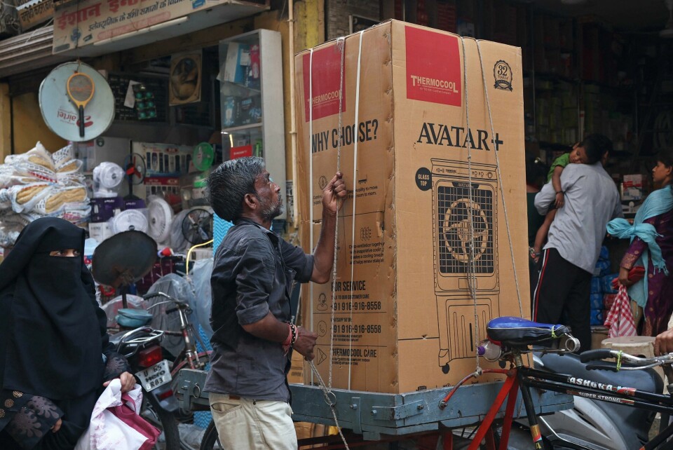 Sykkelen brukes også til få levert større og tynge varer. Her er en syklist i ferd med å forberede transporten av en luftkjøler i Varanesi i India. Sykkelen brukes også til få levert større og tynge varer. Her er en syklist i ferd med å forberede transporten av en luftkjøler i Varanesi i India.