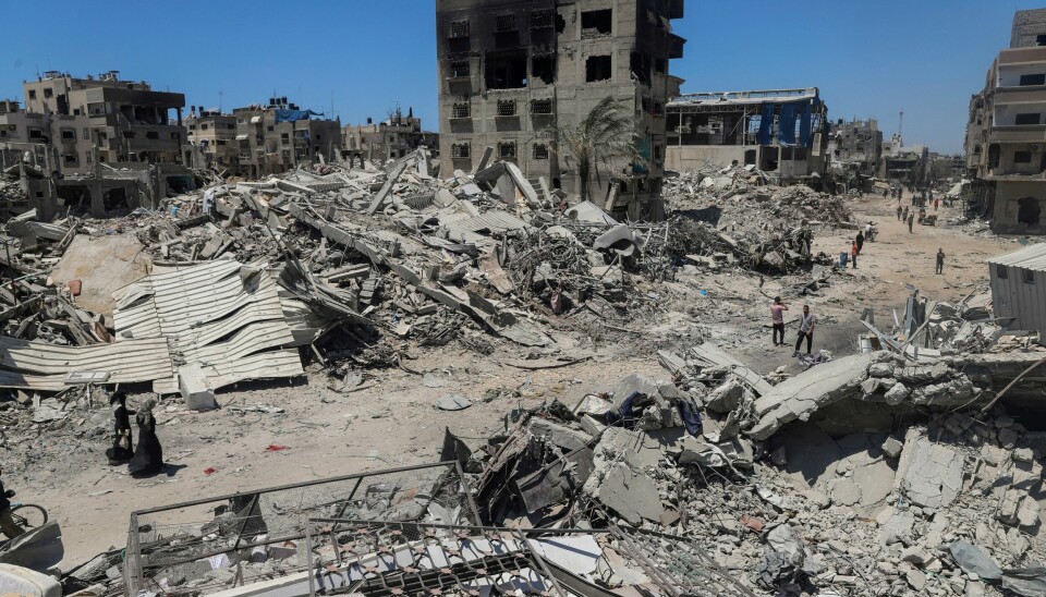 Palestinere på vei gjennom et utbombet område i Jabalia, nord på Gazastripen. Palestinere går ved ødeleggelsene etter den israelske offensiven i Jabalia, nord på Gazastripen. Foto: Enas Rami / AP / NTB