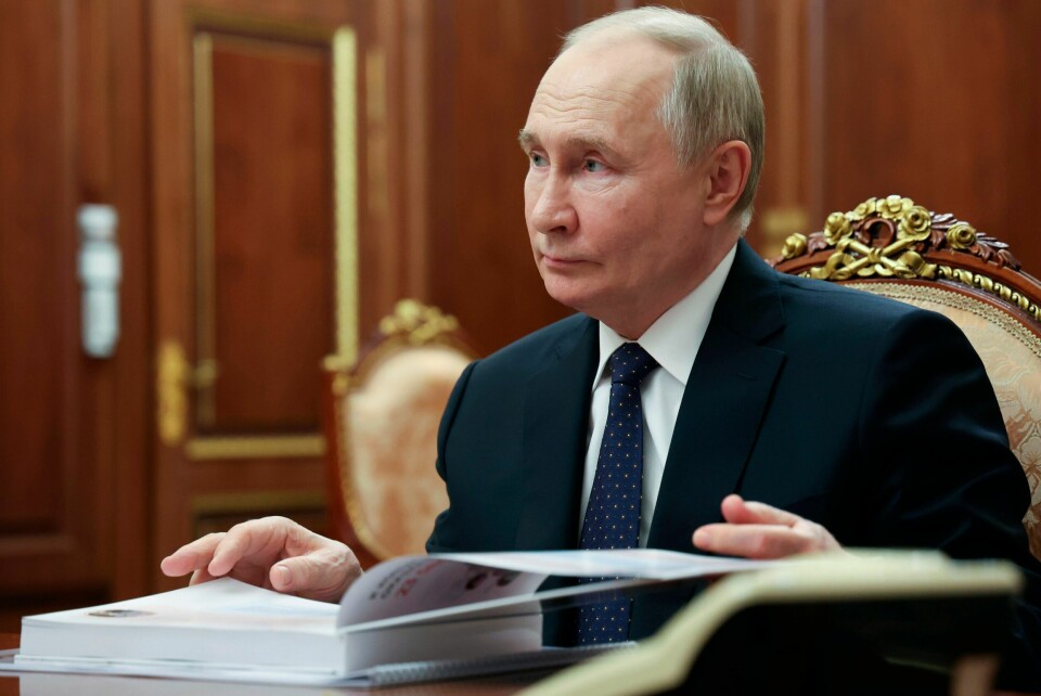 Russland og Vladimir Putin har avvist påstander fra Vesten om russisk hybridkrig. Russian President Vladimir Putin speaks to archpriest and chairman of the Board at the Circle of Kindness Foundation Alexander Tkachenko during their meeting at the Kremlin in Moscow, Russia, Saturday, June 1, 2024. (Alexander Kazakov, Sputnik, Kremlin Pool Photo via AP)