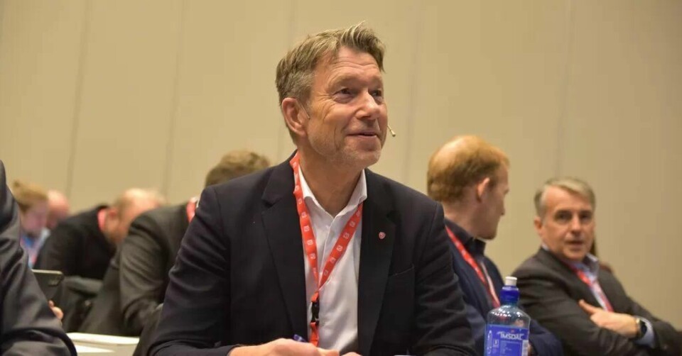 Energiminister Terje Aasland går hardt ut mot at oljeselskapene selv skal skaffe erstatningskraft i petroleumsnøringen. Energiminister Terje Aasland går hardt ut mot at oljeselskapene selv skal skaffe erstatningskraft i petroleumsnøringen.