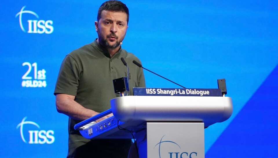 President Volodymyr Zelenskyj på talerstolen i Singapore. President Volodymyr Zelenskyj på talerstolen i Singapore. Foto: Vincent Thian / AP / NTB