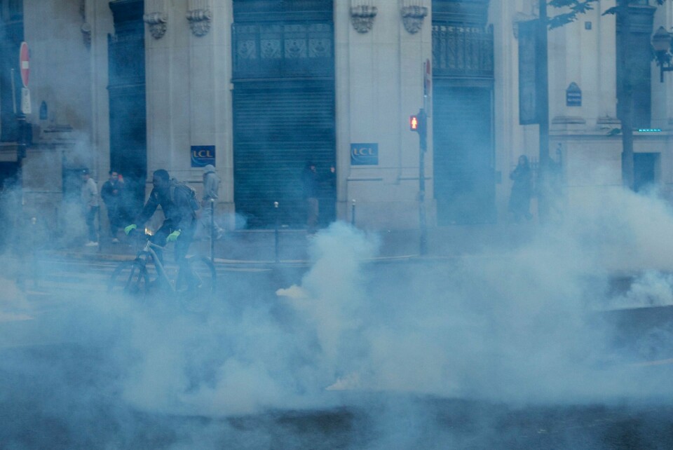 Når tåregassen er tett kan en sykkel være god å ha. Bildet er tatt i Paris 27. mai, da propalestinske demonstranter støtte sammen med fransk politi. Når tåregassen er tett kan en sykkel være god å ha. Bildet er tatt i Paris 27. mai, da propalestinske demonstranter støtte sammen med fransk politi.