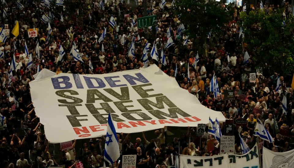 I Tel Aviv var det lørdag en demonstrasjon mot Benjamin Netanyahus regjering og til støtte for gislene som holdes av Hamas på Gazastripen. I Tel Aviv var det lørdag en demonstrasjon mot Benjamin Netanyahus regjering og til støtte for gislene som holdes av Hamas på Gazastripen. Foto: Maya Alleruzzo / AP / NTB