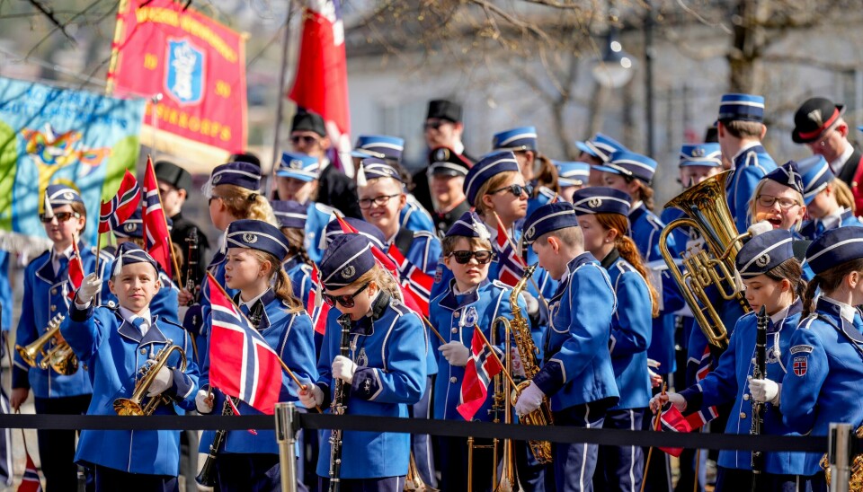 .Landets frivillig drevne kor, korps, band og musikklag klarer ikke å betale prisøkningen TONO krever for det frivillige musikklivet, skriver artikkelforfatterne. Kongsberg 20240502. Kong Harald og dronning Sonja besøker Kongsberg kirke i anledning byens 400-årsjubileum. Folk og flagg venter på kongeparet.Foto: Heiko Junge / NTB