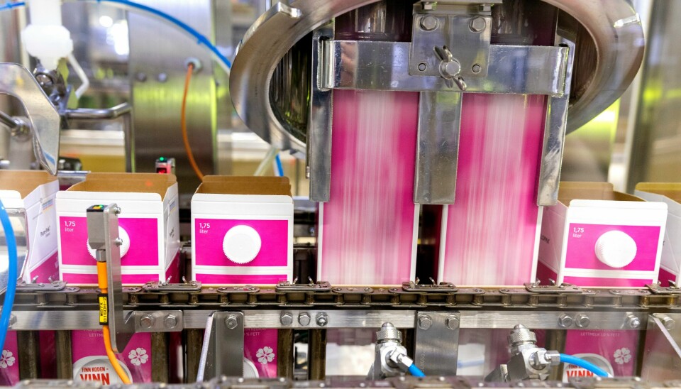 Overproduksjonsavgiften er til vanlig på 490 øre per liter melk og brukes til å straffe bønder som produserer mer enn det de har kvote til. Nå kan altså bønder produsere så mye melk de vil ut 2024 med 0 i avgift Overproduksjonsavgiften er til vanlig på 490 øre per liter melk og brukes til å straffe bønder som produserer mer enn det de har kvote til. Nå kan altså bønder produsere så mye melk de vil ut 2024 med 0 i avgift. Foto: Gorm Kallestad / NTB