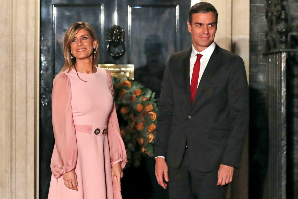 Begona Gómez og ektemannen Pedro Sánchez i 2019. Gómez må møte i retten i juli som del av korrupsjonsetterforskningen mot henne. Arkivfoto. Begona Gómez og ektemannen Pedro Sánchez i 2019. Gómez må møte i retten i juli som del av korrupsjonsetterforskningen mot henne. Arkivfoto: Alastair Grant / AP / NTB
