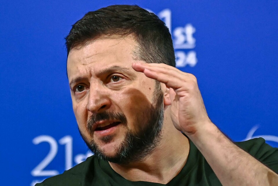 Ukraina og president Volodymyr Zelenskyj gjentar stadig viktigheten av økonomisk og militær støtte fra Vesten. Ukraine's President Volodymyr Zelensky speaks during the 21st Shangri-La Dialogue summit at the Shangri-La Hotel in Singapore on June 2, 2024. (Photo by NHAC NGUYEN / AFP)