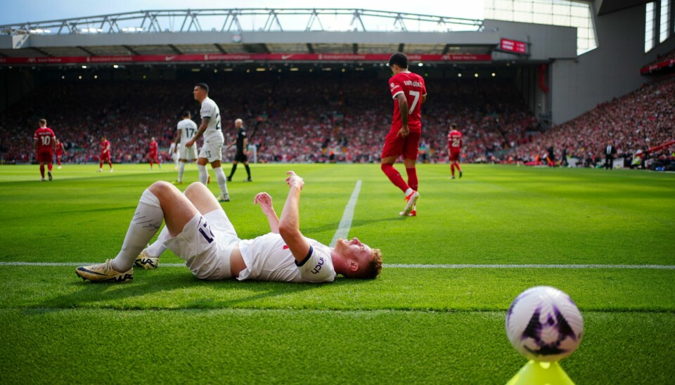 Dejan Kulusevski ligger nede på Anfield-gresset under et Tottenham-tap for Liverpool Dejan Kulusevski ligger nede på Anfield-gresset under et Tottenham-tap for Liverpool. Foto: Jon Super / AP / NTB