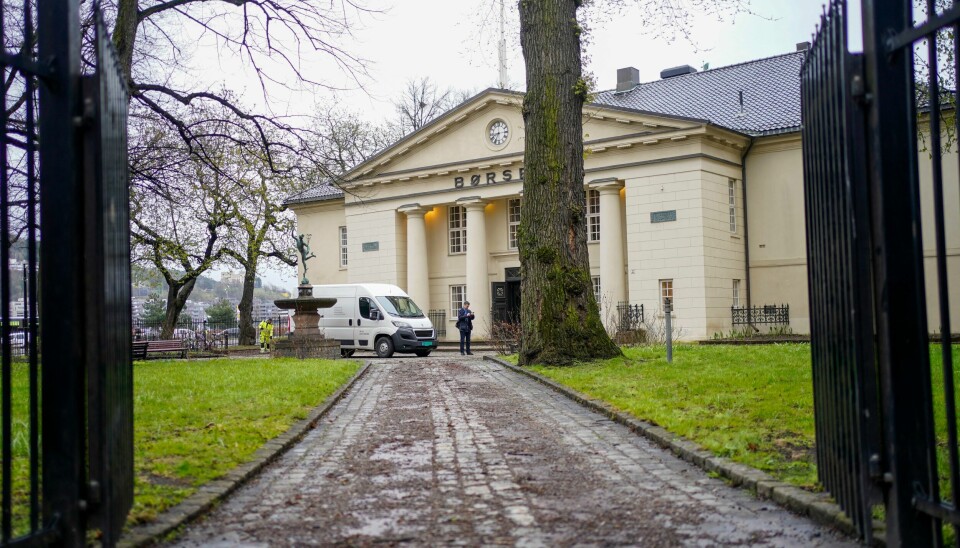 Oslo Børs faller kraftig onsdag. Fallet knyttes til et fall i oljeprisen, som igjen knyttes til Opec-møtet i helgen. Den gamle hovedbygningen til Oslo Børs. Foto: Terje Pedersen / NTB