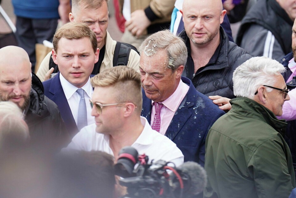 Nigel Farage ble dynket i milkshake etter et valgkamparrangement i byen Clacton tirsdag. Nigel Farage ble dynket i milkshake etter et valgkamparrangement i byen Clacton tirsdag. Foto: James Manning / PA via AP / NTB