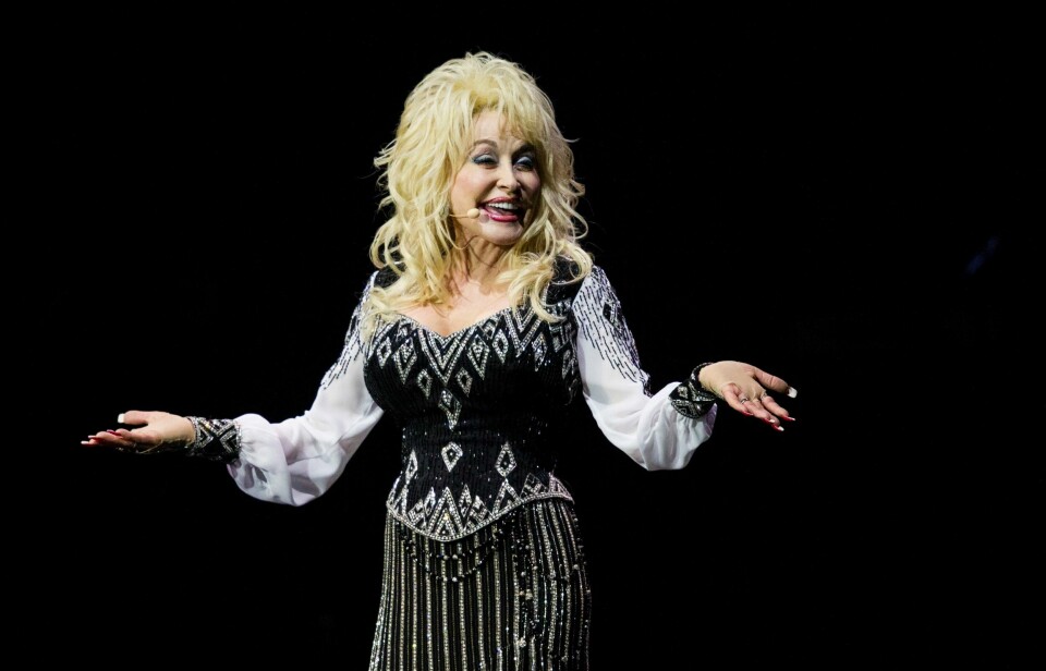 Dolly Parton kjøpte seg inn i en fornøyelsespark i hjemtraktene i Tennessee i 1986, som ble omdøpt til Dollywood. Dolly Parton, som selv har krysset sjangere og akkurat prøvd seg som rockesanger, ønsker Beyoncé varmt velkommen til sin countryverden. Foto: Vegard Grøtt / NTB
