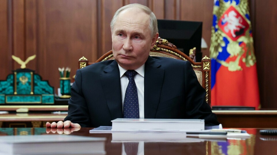 President Vladimir Putinhar sagt at 2024 er familiens år i Russland. Nå vil han bruke milliarder på å legge til rette for at russerne får flere barn. Russian President Vladimir Putin listens to archpriest and chairman of the Board at the Circle of Kindness Foundation Alexander Tkachenko during their meeting at the Kremlin in Moscow, Russia, Saturday, June 1, 2024. (Alexander Kazakov, Sputnik, Kremlin Pool Photo via AP)
