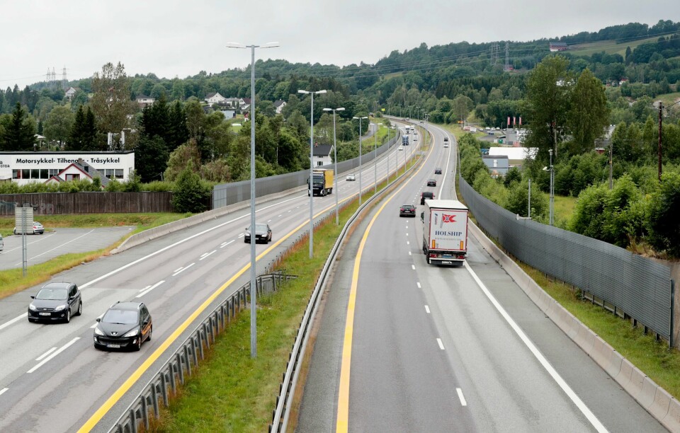 Trafikken på E18 vestfra har falt med over 10.000 biler daglig, ifølge Statens vegvesen Det var færre biler på veiene i sommer – noe som også har vært fanget opp av målinger hos Statens vegvesen. Her ser vi E18 ved Lierskogen. Illustrasjonsfoto: Lise Åserud / NTB