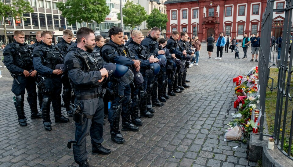 Tyske politibetjenter minnes kollegaen i Mannheim, Tyskland, etter at han døde som følge av knivstikkingen i slutten av mai. Tyske politifolk mintes sin avdøde kollega i Mannheim søndag. Foto: Michael Probst / AP / NTB