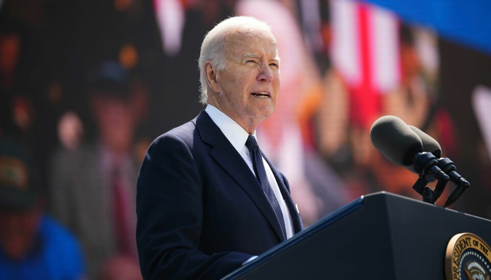USAs president Joe Biden på talerstolen i Colleville-sur-Mer. USAs president Joe Biden på talerstolen i Colleville-sur-Mer. Foto: Daniel Cole / AP / NTB
