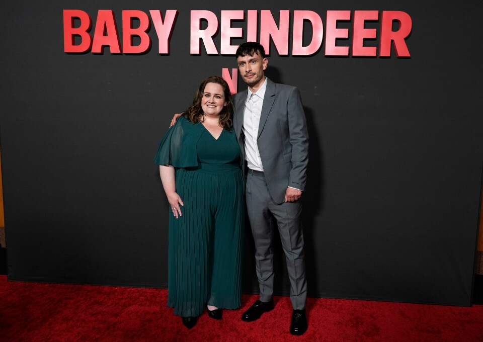 Kvinnen som skal være inspirasjonskilden til stalkeren Martha i Netflix-suksessen «Baby Reindeer», saksøker selskapet for 170 millioner dollar. Hun anklager selskapet og serieskaper Richard Gadd (til høyre) for løgn og å ha ødelagt livet hennes. Til venstre er Jessica Gunning, som spiller Martha i serien. Kvinnen som skal være inspirasjonskilden til stalkeren Martha i Netflix-suksessen «Baby Reindeer», saksøker selskapet for 170 millioner dollar. Hun anklager selskapet og serieskaper Richard Gadd (til høyre) for løgn og å ha ødelagt livet hennes. Til venstre er Jessica Gunning, som spiller Martha i serien. Foto: Chris Pizzello / AP / NTB