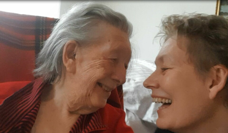 Statsforvalteren kom fram til at sykehjemmet hadde brutt loven ved å ikke gi Liv Kjønaas (til venstre) et forsvarlig helse- og omsorgstjenestetilbud. Her sammen med datteren, Janne, etter at hun hadde flyttet fra sykehjemmet. Statsforvalteren kom fram til at sykehjemmet hadde brutt loven ved å ikke gi Liv Kjønaas et forsvarlig helse- og omsorgstjenestetilbud. Her sammen med datteren, Janne, etter at hun hadde flyttet fra sykehjemmet.