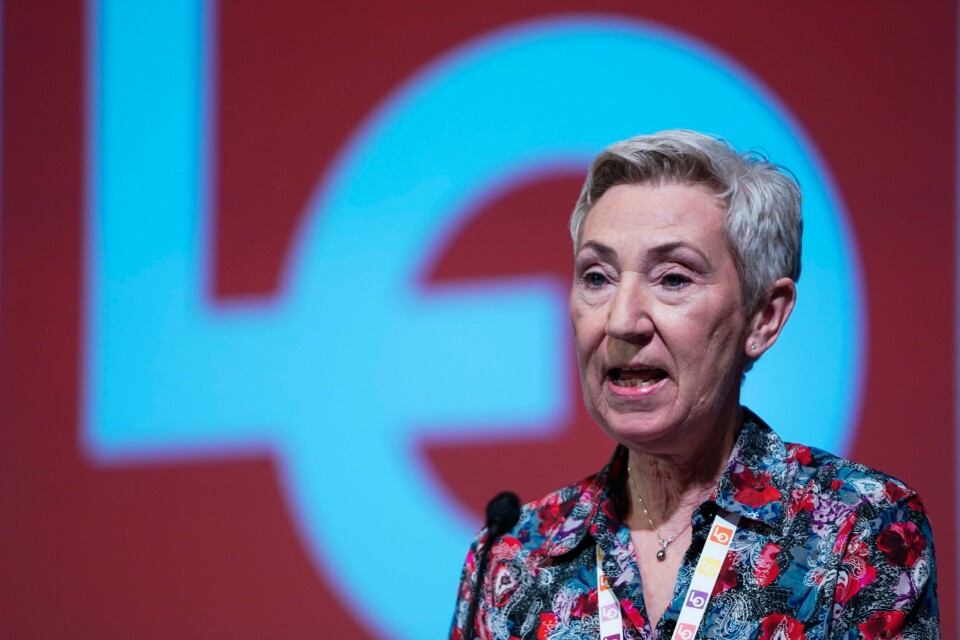 LO-leder Peggy Hessen Følsvik er åpen for å justere på sykelønnsordningen. Oslo 20240220. LO-leder Peggy Hessen Følsvik på representantskapsmøtet til LO før lønnsoppgjøret 2024.Foto: Terje Pedersen / NTB