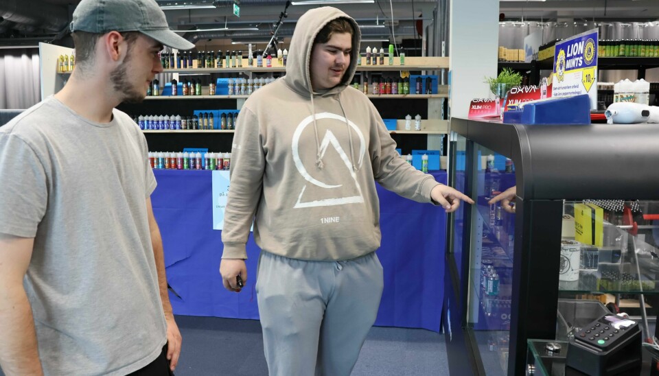 Mathias Alver (19) og Martin Sundby (18) handler det de trenger. Kunder hos Dampshop, Mathias Alver (19) og Martin Sundby (18)