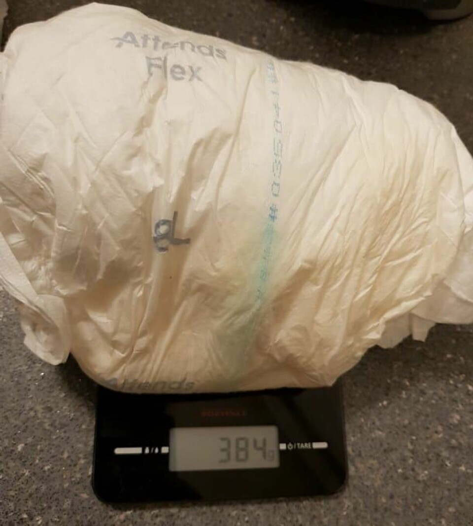Dette bildet, som Janne tar kl. 18.31 denne dagen, viser hvor mye innholdet i Livs bleie veier, etter å ha trukket fra vekta på selve bleia. Dette bildet, som Janne tar kl. 18.31 denne dagen, viser hvor mye innholdet i Livs bleie veier, etter å ha tarert bort vekta på selve bleia.