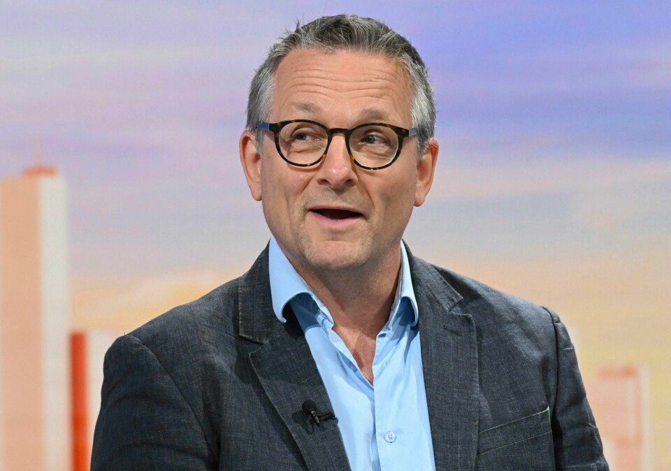 Den britiske TV-profilen og legen Michael Mosley er funnet død på den greske ferieøya Symi. TV-profilen Michael Mosley ble søndag funnet død på øya Symi i Hellas. Foto: Jeff Overs / BBC / AP / NTB