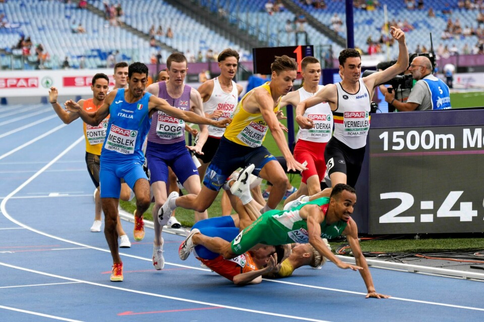 Jakob Ingebrigtsen ligger rolig sist i feltet når seks løpere faller foran ham i mandagens forsøksheat. Jakob Ingebrigtsen ligger rolig sist i feltet når seks løpere faller foran ham i mandagens forsøksheat.