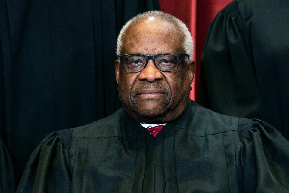 Høyesterettsdommer, Clarence Thomas, har hatt god avkastning i embetet. En uavhengig kontrollorganisasjon har avslørt at Thomas har mottatt gaver til en verdi av over 4 millioner dollar siden han ble valgt inn i rollen som høyesterettsdommer. Høyesterettsdommer Clarence Thomas er innlagt på sykehus med en infeksjon Foto: Erin Schaff / The New York Times via AP / NTB