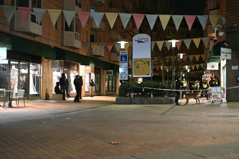 En mann i 20-årene ble skutt ved en kebabrestaurant på Grønland i Oslo natt til 28. april. Bildet viser politi på stedet der det ble avfyrt skudd på Grønland i Oslo. Foto: Martin Solhaug Standal / NTB