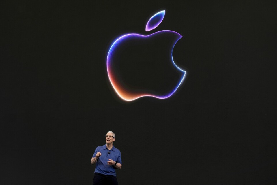 Apples toppsjef Tim Cook kunngjorde mandag selskapets KI-satsing, i etterkant av mange andre store teknologiselskaper. Foto: Jeff Chiu / AP / NTB Apples toppsjef Tim Cook lanserer mandag KI-produkter – litt i etterkant av mange andre store teknologiselskapet. Foto: Jeff Chiu / AP / NTB