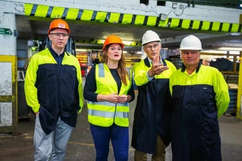 Frode Alfheim, Cecilie Myrseth og Jørn Eggum blir vist rundt i produksjonslokalet av Lars Thomasgaard. Frode Alfheim, Cecilie Myrseth og Jørn Eggum blir vist rundt i produksjonslokalet av Lars Thomasgaard.