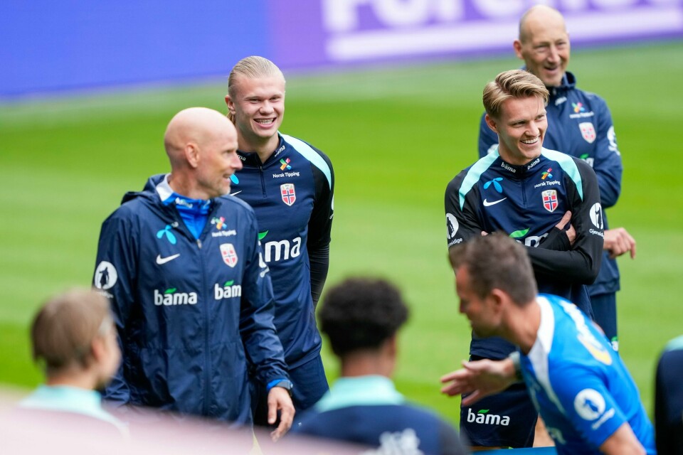 Ståle Solbakken med Erling Braut Haaland og Martin Ødegaard under trening på Brøndby stadion før landskampen mot Danmark. Ståle Solbakken med Erling Braut Haaland og Martin Ødegaard under trening på Brøndby stadion før landskampen mot Danmark. Foto: Fredrik Varfjell / NTB