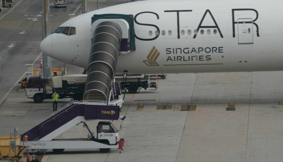 Flyet som ble brukt på rute nummer SQ321 mellom London og Singapore 20. mai, et Boeing 777-300ER, avbildet på flyplassen i Bangkok to dager senere. Singapore Airlines-flyet på flyplassen i Bangkok etter dødsulykken. Foto: Sakchai Lalit / AP / NTB