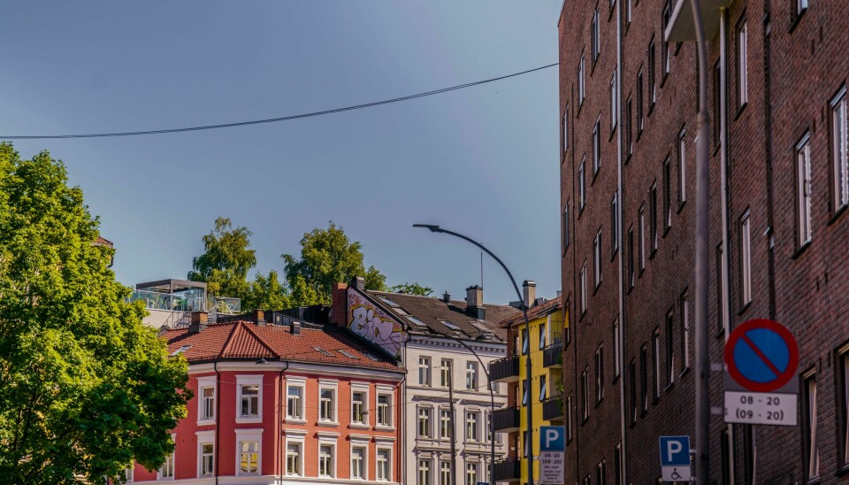 Boligblokk i på Bjølsen i Oslo. Rekordhøye leiepriser vil neppe bli lavere om boliglånsrenten kommer opp i 5 prosent, slik markedet nå priser inn. Her fra Bjølsen i Oslo. Foto: Stian Lysberg Solum / NTB