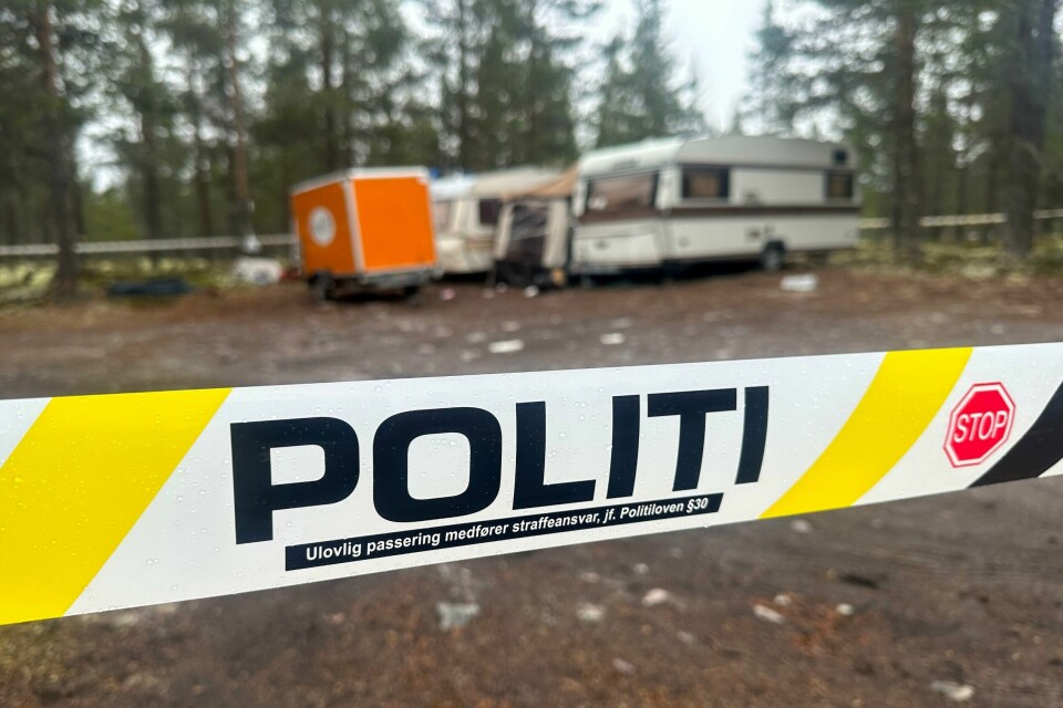 Fem utenlandske sesongarbeidere ble natt til tirsdag fraktet til sykehus etter det som framstår som en ulykke i Rendalen i Innlandet, opplyser politiet. Fire av dem er kritisk skadet. Området rundt campingvognene er sperret av. Foto: Terje Pedersen / NTB