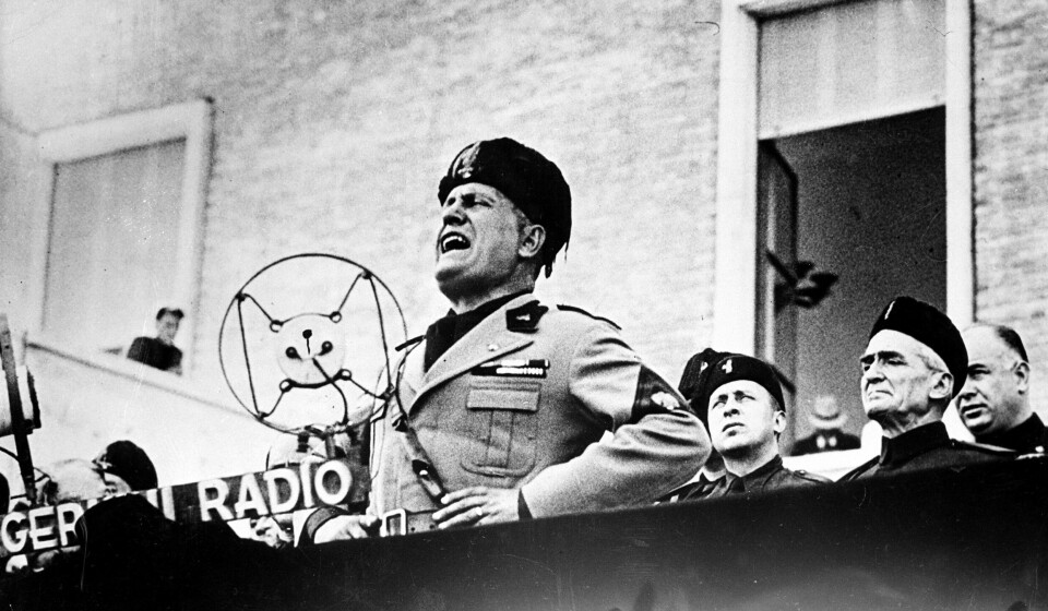 De sørgelige restene av det italienske demokratiet ramlet sammen som et korthus, skriver Jonas Bals om da Benito Mussolini tok makten i Italia. De sørgelige restene av det italienske demokratiet ramlet sammen som et korthus, skriver Jonas Bals om da Benito Mussolini tok makten i Italia.