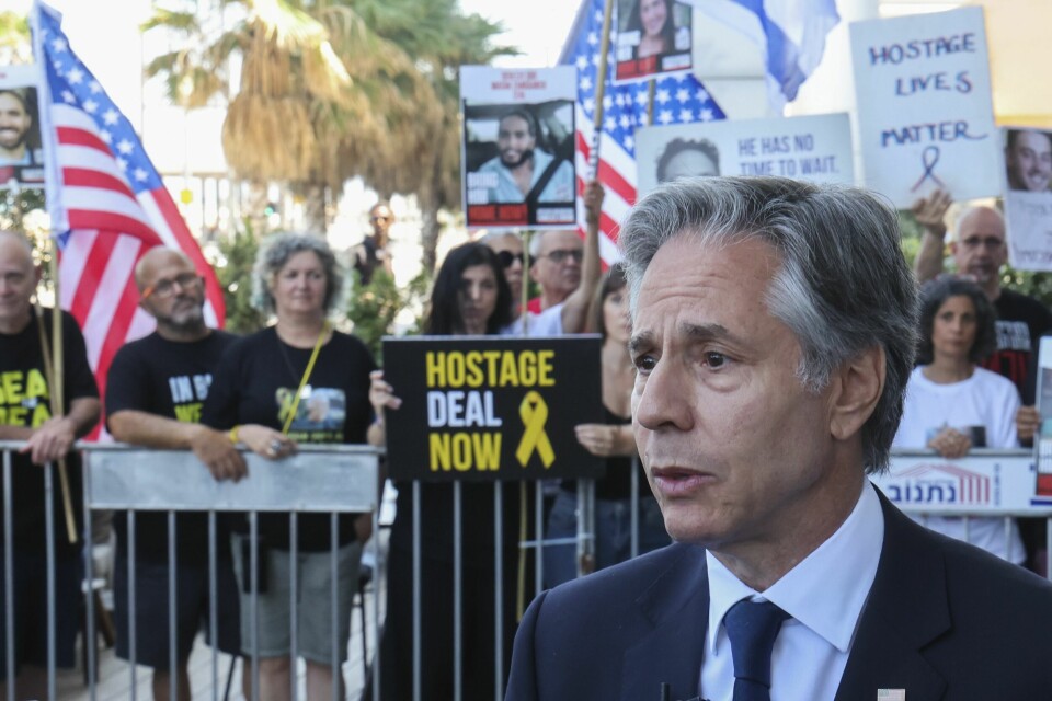 USAs utenriksminister Antony Blinken var tirsdag i Tel Aviv der han møtte familier og støttespillere for gisler som Hamas holder på Gazastripen. Blinken sa at en hel verden støtter våpenhvileforslaget, og at Hamas nå må bestemme seg. USAs utenriksminister Antony Blinken var tirsdag i Tel Aviv der han møtte familier og støttespillere for gisler som Hamas holder på Gazastripen. Blinken sa at en hel verden støtter våpenhvileforslaget, og at Hamas nå må bestemme seg. Foto: Jack Guez / AP / NTB