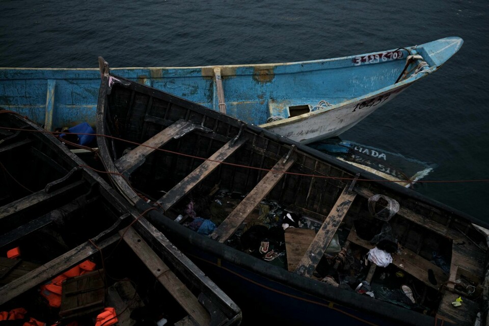 Tomme migrantbåter ved havna i Arguineguin på Gran Canaria. Mange migranter dør på vei til Kanariøyene. Arkivfoto. FILE - Empty boats used by migrants are moored at the port of Arguineguin in the Canary island of Gran Canaria, Spain, on Nov. 21, 2021. Spanish maritime rescuers say they have pulled 38 people alive and recovered two bodies from a migrant boat that was trying to reach the Canary Islands. (AP Photo/Felipe Dana)