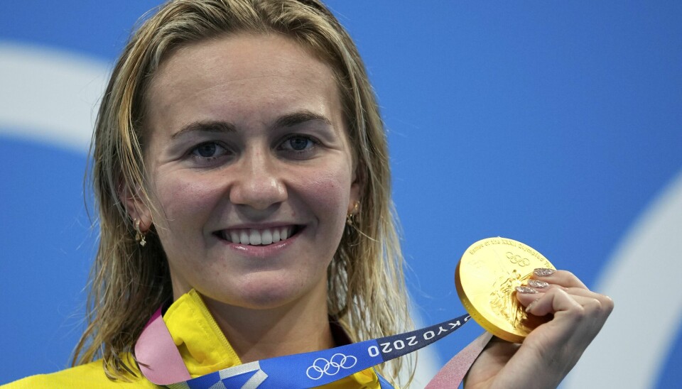 Ariarne Titmus, som her smiler med OL-gull i Tokyo for tre år siden, satte verdensrekord på 200 meter fri. Ariarne Titmus, som her smiler med OL-gull i Tokyo for tre år sidan, sette verdsrekord på 200 meter fri. Foto: Matthias Schrader / AP / NTB